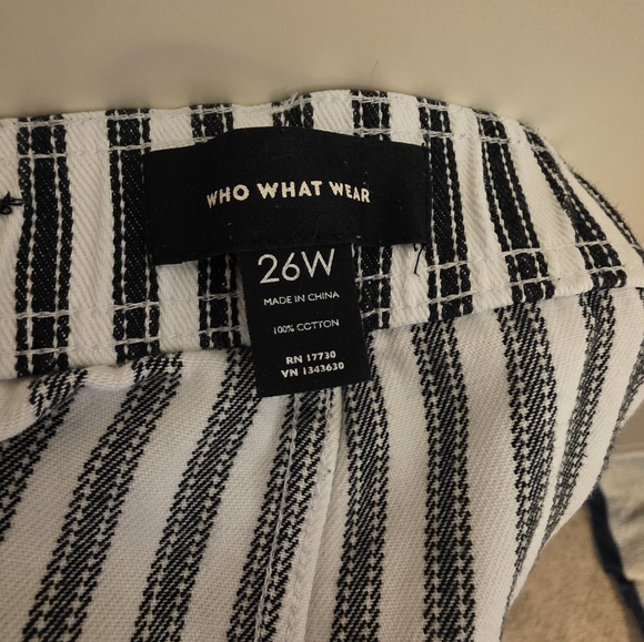 Black and White Striped Plus Size Crop Pants - Picture 3 of 3